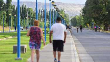 Roca 26/01/22: el paseo del Bicentenario es unos de los lugares elegidos por la gemte para caminar, correr y andar en bicicleta. Foto: Andrés Maripe