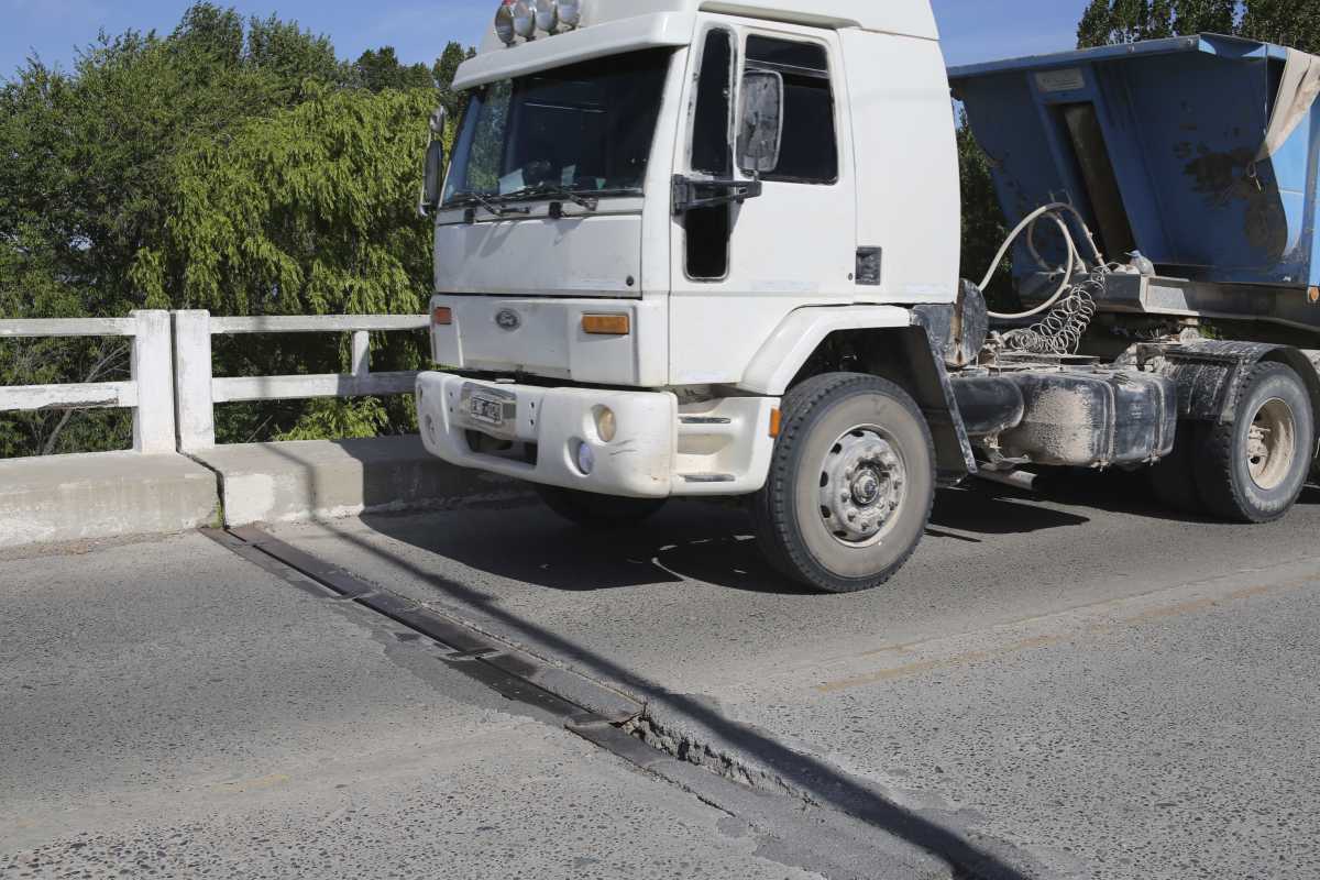 Los camiones batea circulan durante todo el día, según comentaron trabajadores del puesto policial. (Foto: Juan Thomes)