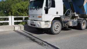 El puente de Paso Córdoba bajo la lupa: ¿resiste tantos camiones con arena?