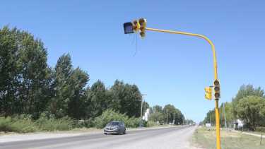 Los semáforos fueron instalados por personal municipal, resta la puesta en funcionamiento de los dispositivos. Foto Juan Thomes