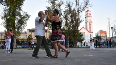 El grupo de vecinos se reúne los jueves, en plaza Belgrano. Las clases están a cargo de la profesora Yamila Herlein. Foto Andrés Maripe