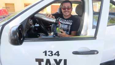 Los taxistas buscan plataformas con sombra. Foto Juan Thomes.