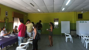 Los vecinos llegaron a los vacunatorios para completar los esquemas de vacunación. Muchos lo hicieron por los viajes, otros por temor a las nuevas variantes. Fotos Juan Thomes.