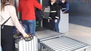 Decomisaron paltas y frutos del norte en el aeropuerto de Neuquén