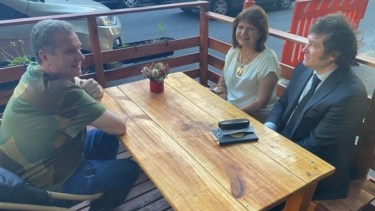 Milman, Milei y Bulrrich compartieron un café ayer. 
