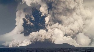 La erupción volcánica en Tonga superó la potencia de la bomba atómica lanzada sobre Hiroshima