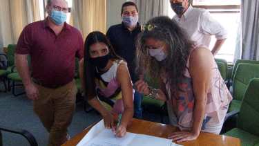 La subsecretaria de Industria, Claudia Afione, firmó el convenio con la empresa neuquina. (Neuquén Informa)