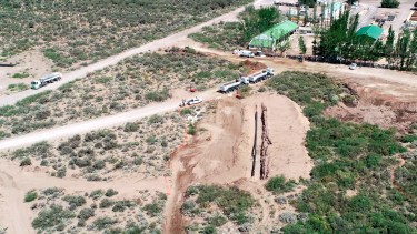 Las tareas de remediación continúan en la zona afectada por el derrame petrolero.