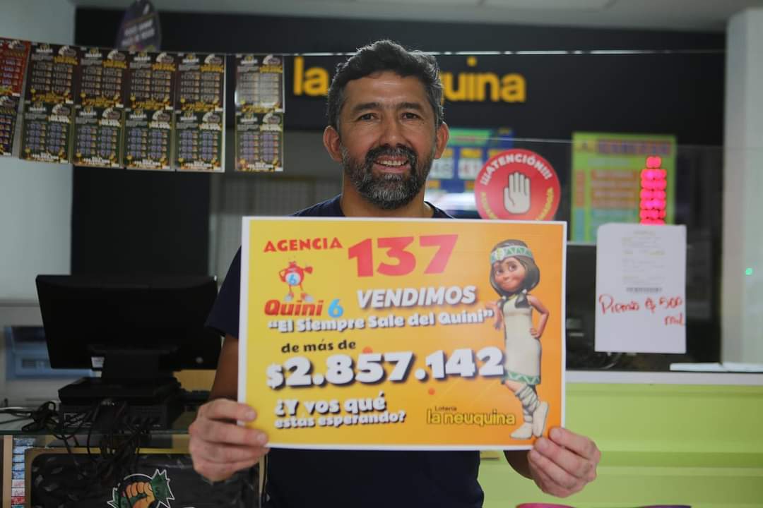 Néstor, de la agencia de calle Fava, donde adquirió la boleta uno de los apostadores.  Foto: Facebook Lotería La Neuquina
