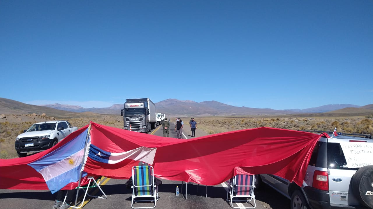 Los residentes chilenos levantaron el corte ante la presencia de Gendarmería. Se había formado una fila de camiones. (Gentileza).-