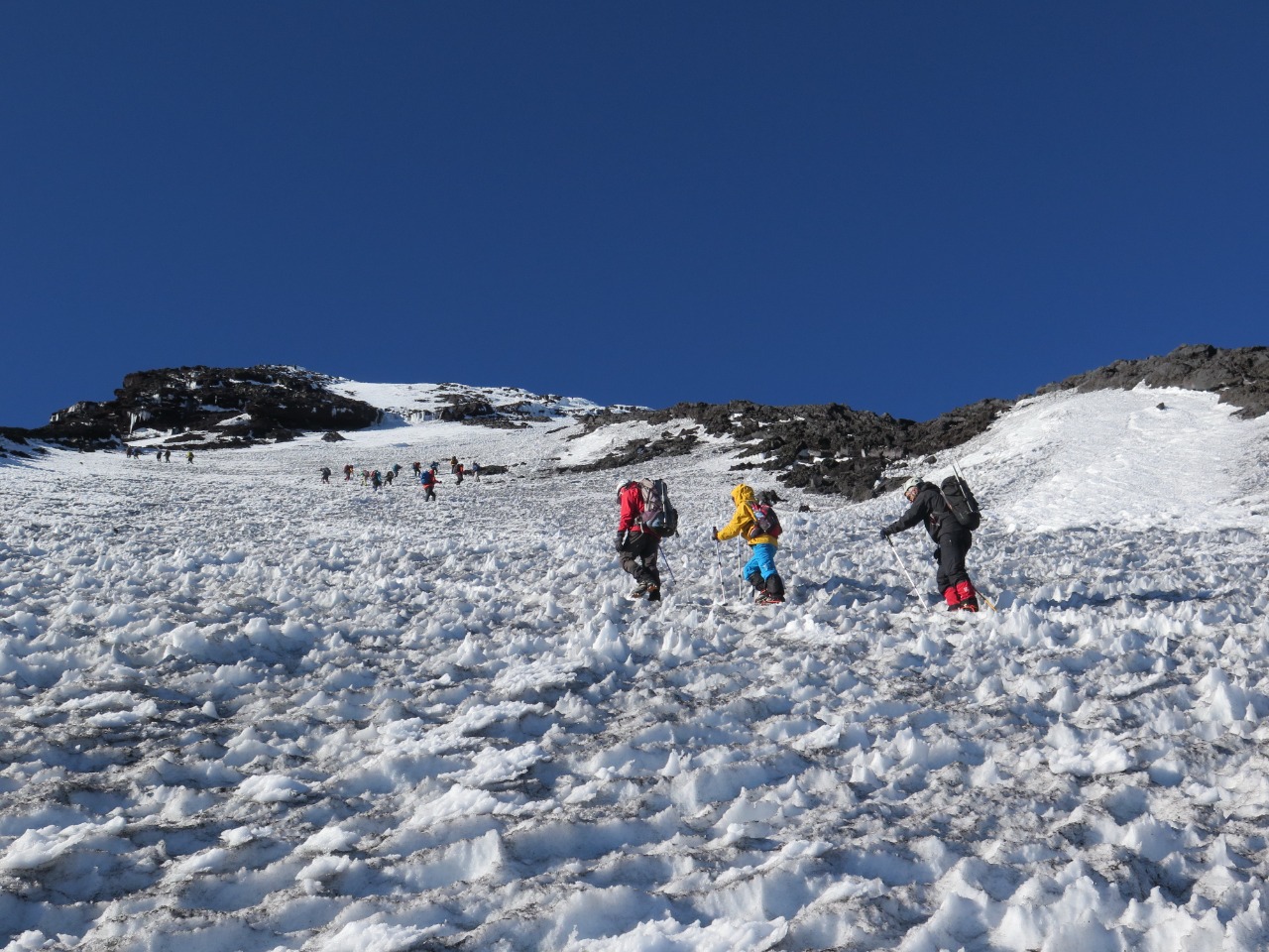 La zona de la "canaleta" con abundante nieve, meses atrás, en el volcán Lanín, donde ayer se accidentaron cuatro personas. Foto: Gentileza