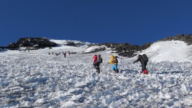 La zona de la "canaleta" con abundante nieve, meses atrás, en el volcán Lanín, donde ayer se accidentaron cuatro personas. Foto: Gentileza