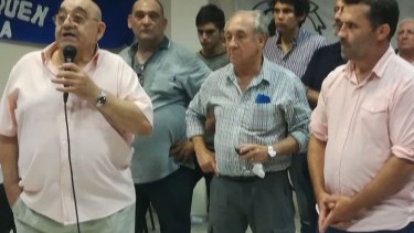 Izquierdo (tomando el micrófono) durante un acto. (Gentileza).-