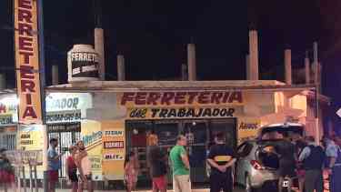 El auto impactó contra una de las ventanas laterales del comercio. Foto: Gentileza