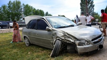 La pareja oriunda de Córdoba, que viajaba rumbo a San Martín de los Andes, no sufrió heridas. Foto: Andrés Maripe. 