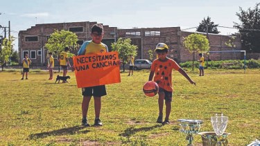 Los chicos necesitan una cancha pero algunos vecinos del barrio se la inunda para que no la puedan utilizar ni siquiera en los entrenamientos. Fotos Emiliana Cantera