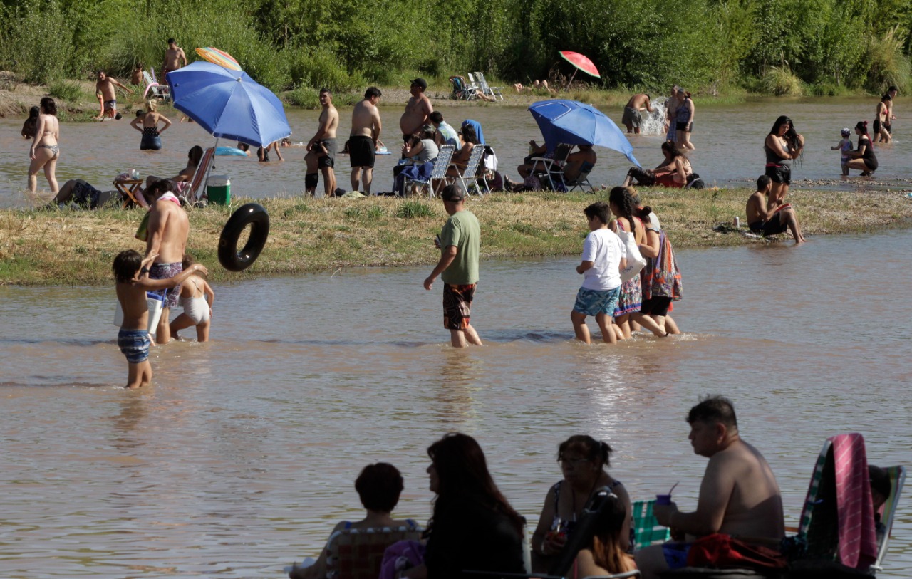 El río Limay, de donde se toma agua para potabilizar para el 25% de la ciudad, aún muestra la turbidez pos lluvias. (Oscar Livera).-