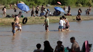 El río Limay, de donde se toma agua para potabilizar para el 25% de la ciudad, aún muestra la turbidez pos lluvias. (Oscar Livera).-