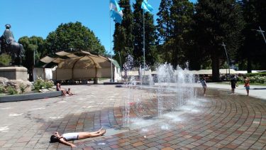 En la Cordillera neuquina ya se siente el calor extremo.  Foto: Patricio Rodríguez
