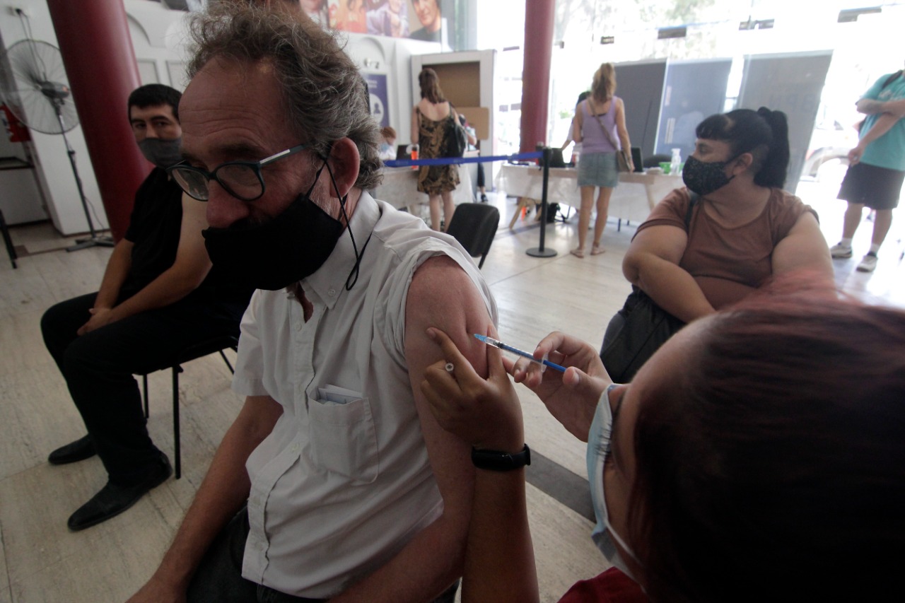 Cine Teatro Español en Neuquén. La vacunación avanzó en las últimas semanas con dosis de refuerzo y para completar esquemas.  Foto: Oscar Livera.