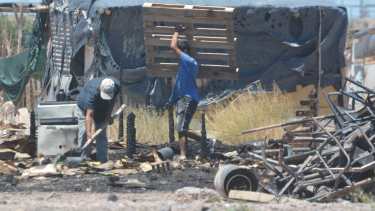 Incendio de 6 casillas en la toma Casimiro Gómez (foto Yamil Regules)