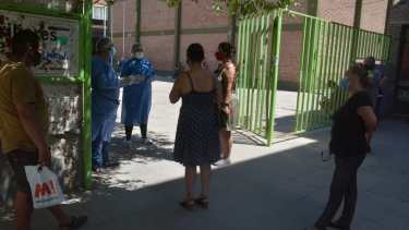 Neuquén solo hisopa a mayores de 60 años y grupos con factores de riesgo. Foto: Yamil Regules. 