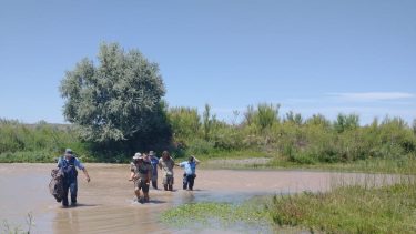 El hombre fue hallado cerca del río Neuquén, escondido entre la maleza junto al niño. (FM Municipal Añelo).-