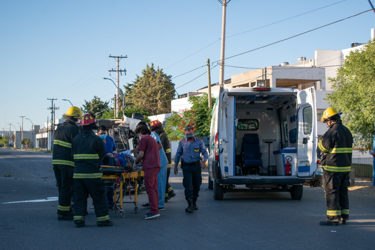 El vuelco dejó al conductor del rodado internado, con heridas leves, en el Hospital Francisco López Lima de Roca. Foto Prensa Bomberos Voluntarios. 