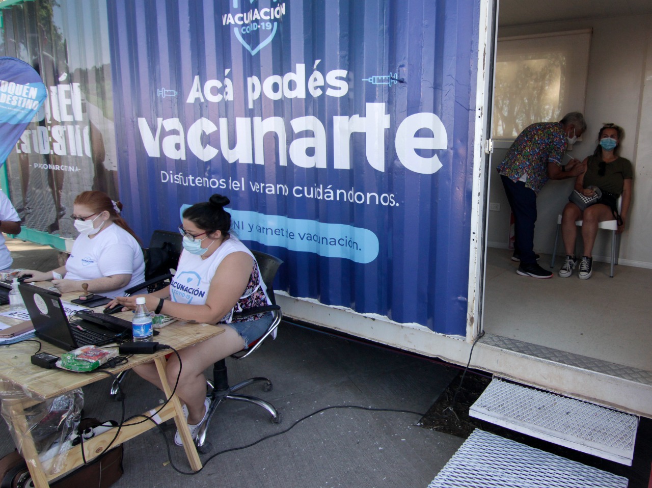 Hoy funcionó un dispositivo de vacunación en el Paseo de la Costa. Foto Oscar Livera.