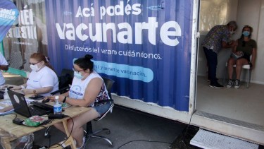 Hoy funcionó un dispositivo de vacunación en el Paseo de la Costa. Foto Oscar Livera.