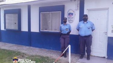 Los policías de la comisaria de Neuquén que salvaron a una bebé de dos años. (Gentileza)