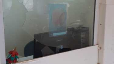 El hombre rompió la ventanilla y un vidrio lastimó a la trabajadora. (Gentileza FM Municipal Añelo).-