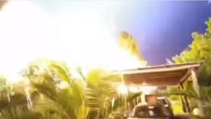 Muy cerca!!! Un rayo cayó en la cochera de una casa de Roca