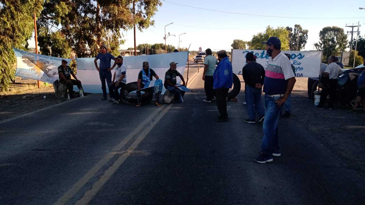 Los manifestantes continúan realizando el corte. Foto: Jorge Tanos 