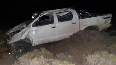 Así quedó, después dar varios tumbos, la camioneta en la que viajaba la joven. (Gentileza).-