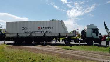 Una parte del tráiler golpeó la estructura del puente sobre la Ruta 151. Foto: Gentileza
