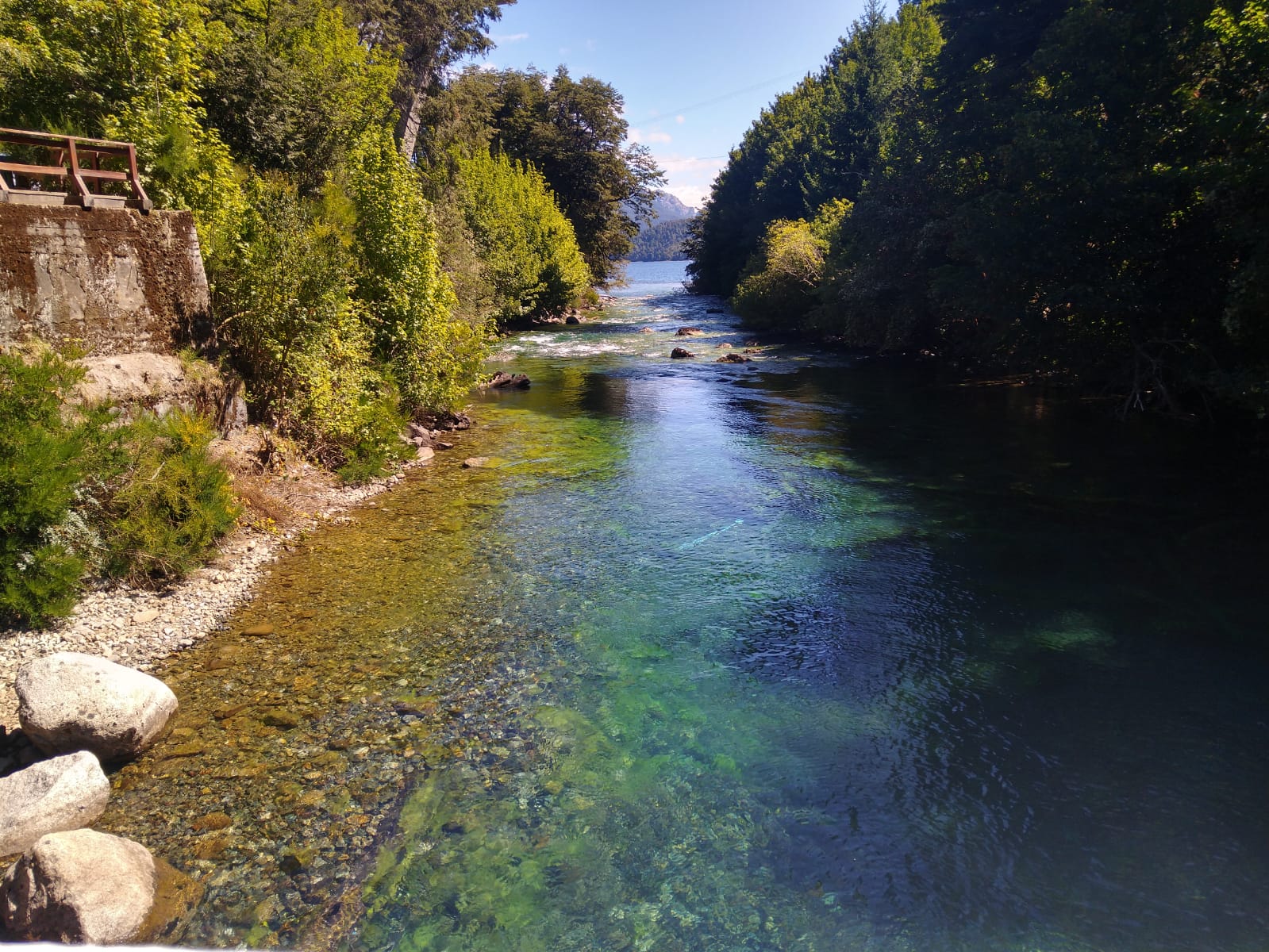 El río COrrentoso ubicado en Villa La Angostura es una de las postales más buscadas por los turistas. Foto: Gentileza