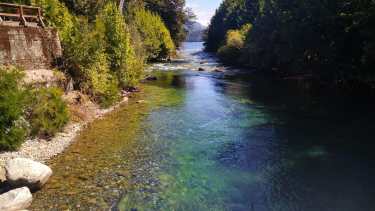 El río COrrentoso ubicado en Villa La Angostura es una de las postales más buscadas por los turistas. Foto: Gentileza