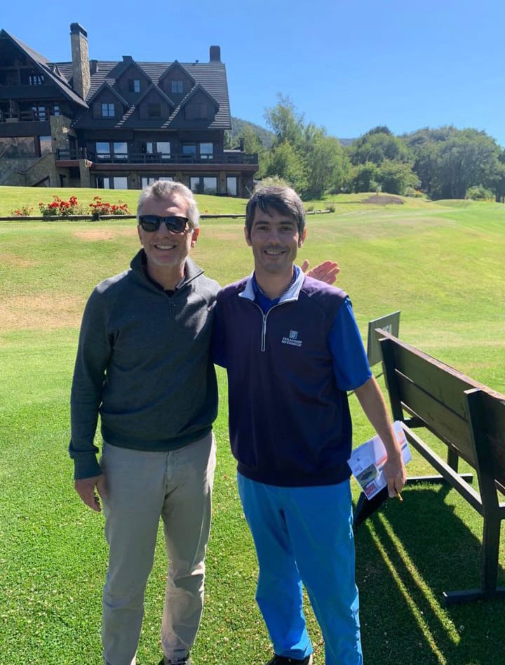 Mauricio Macri en Arelauquen, el pasado miércoles en la cancha de golf junto al encargado del lugar.
