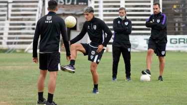 El DT observa la práctica en el arranque oficial de su ciclo. (Foto: Florencia Salto)
