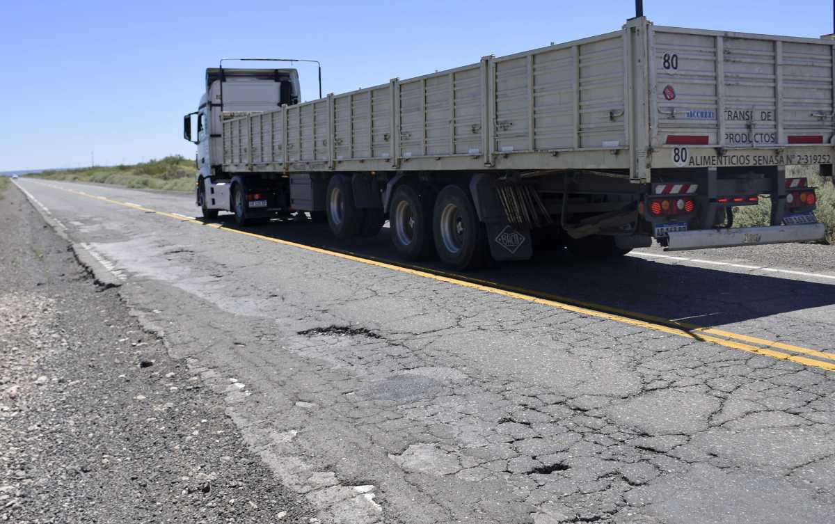Hace años que los usuarios de la ruta reclaman la repavimentación total de la Ruta 151 en Catriel. Foto: Florencia Salto