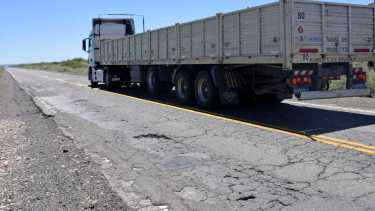 Hace años que los usuarios de la ruta reclaman la repavimentación total de la Ruta 151 en Catriel. Foto: Florencia Salto