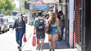 Comerciantes del centro neuquino juntan firmas contra un hombre violento suelto. Foto: Flor Salto.