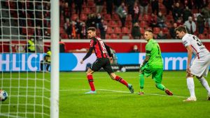 Con un lujo, Alario volvió al gol en la victoria del Bayern Leverkusen