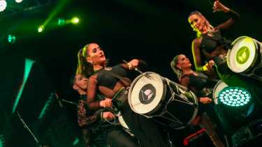 Los artistas de Fundación Cultural Patagonia desplegaron todo su talento en el escenario principal de la fiesta. (fotos Juan Thomes)