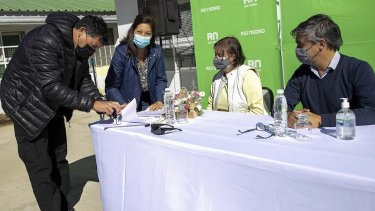 La gobernadora Arabela Carreras firmó en enero el contrato con el representante de la empresa que fue adjudicada con la obra. Foto: archivo