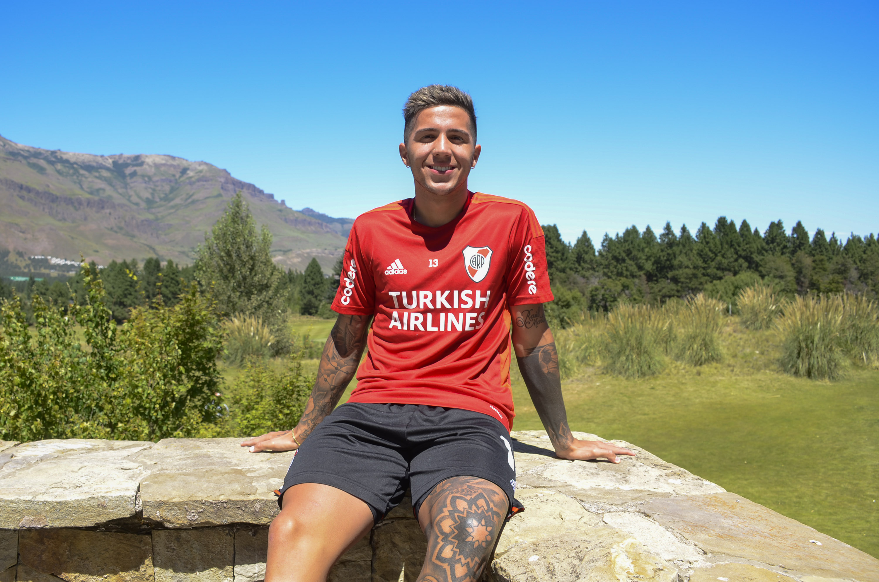 Sonrisa y un paisaje fantástico. Así posa Enzo Fernández para la cámara de 'Río Negro'. Fotos: Patricio Rodríguez 