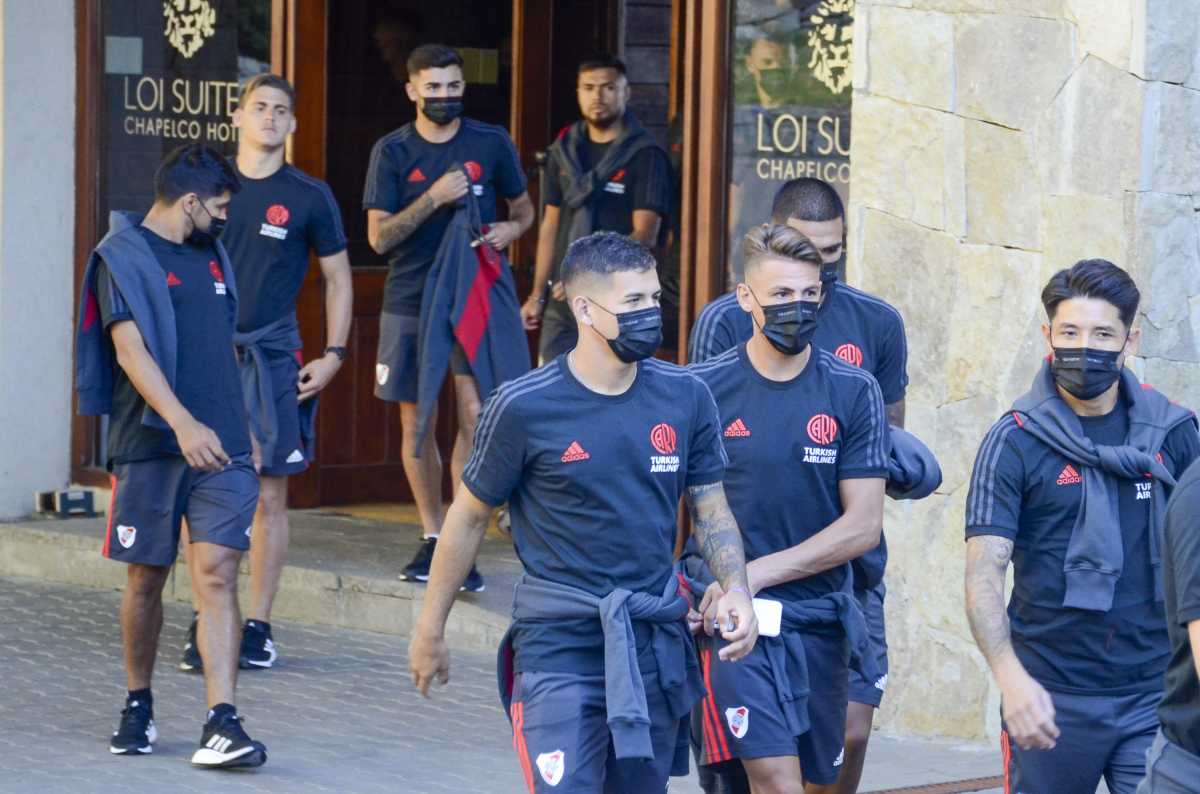 Los jugadores de River saliendo del hotel para el entrenamiento de ayer. (Fotos: Patricio Rodríguez)