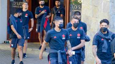Los jugadores de River saliendo del hotel para el entrenamiento de ayer. (Fotos: Patricio Rodríguez)