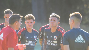 Julián Álvarez con Enzo Fernández en la última pretemporada de River en San Martín de los Andes. Fotos: Patricio Rodríguez. 